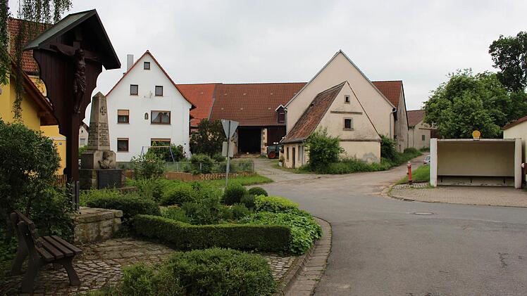 Die Ortsmitte mit dem alten Buswartehäuschen (rechts im Bild)  Foto: Evi Seeger