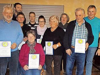 Langjährigen Mitgliedern der Concordia überreichte Markus Hellmuth (rechts) Urkunden. Sieglinde Raab (Mitte) ist dem Verein seit 60 Jahren treu. Foto: Ernst Eiermann