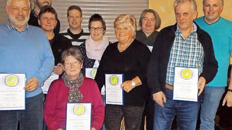 Langjährigen Mitgliedern der Concordia überreichte Markus Hellmuth (rechts) Urkunden. Sieglinde Raab (Mitte) ist dem Verein seit 60 Jahren treu. Foto: Ernst Eiermann