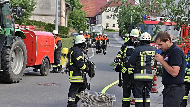 Kreisbrandmeister Jonas Ludewig (rechts) erläuterte den Einsatz der Feuerwehren am Samstag in Losbergsgreuth.