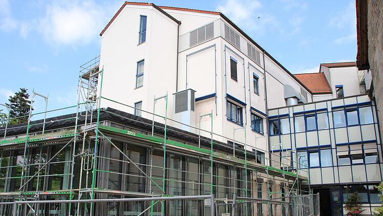 Das Höchstadter Krankenhaus wird modernisiert und erweitert.  Foto: Andreas Dorsch