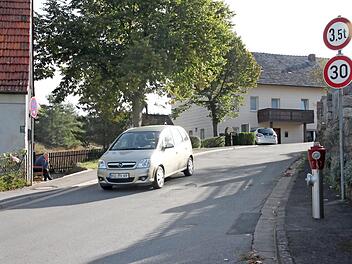 Wegen der maroden Gewölbekeller gilt im Ortsteil Prügel ein Tempolimit von 30 Stundenkilometer. Damit Autofahrer, die aus Richtung Altenkunstadt kommen, sich noch besser auf die veränderte Situation einstellen, soll am Ortsteingang auf Anregung von Gemeinderat Hans-Werner Schuster ein Messgerät aufgestellt werden.  Foto: Stephan Stöckel
