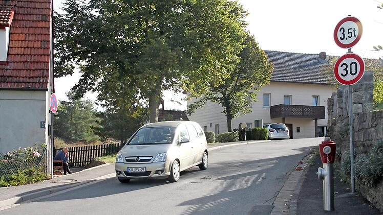 Wegen der maroden Gewölbekeller gilt im Ortsteil Prügel ein Tempolimit von 30 Stundenkilometer. Damit Autofahrer, die aus Richtung Altenkunstadt kommen, sich noch besser auf die veränderte Situation einstellen, soll am Ortsteingang auf Anregung von Gemeinderat Hans-Werner Schuster ein Messgerät aufgestellt werden.  Foto: Stephan Stöckel