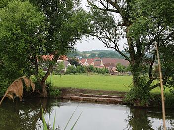 Die neue Bootsanlegestelle an der Saale bei Elfershausen hat das Wasserwirtschaftsamt bereits im Frühjahr gebaut, die Frage ist nun, wie es auf den Wiesen dahinter weitergeht.