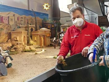 J&uuml;rgen Hendel (links) und Klaus Bleim&uuml;ller bei den Arbeiten an der Krippe in der Herzogenauracher Stadtpfarrkirche