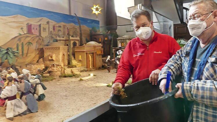 Jürgen Hendel (links) und Klaus Bleimüller bei den Arbeiten an der Krippe in der Herzogenauracher Stadtpfarrkirche