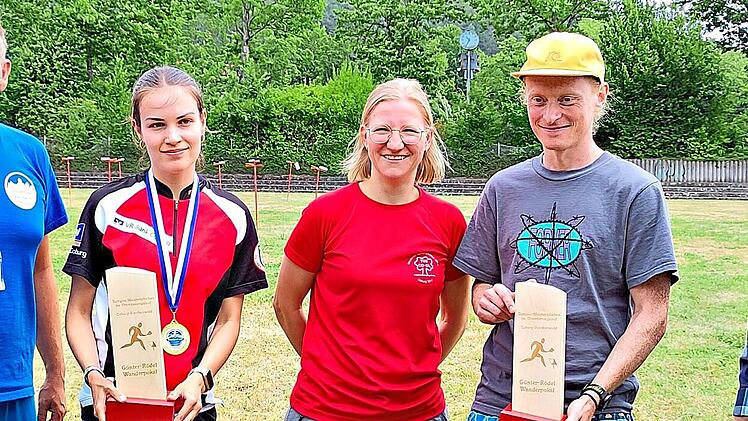 Die Preistr&auml;ger Antonia Jacobi und Daniel Eckardt (mit Pokal) mit Johanna Knauer, J&ouml;rg Schnappauf (links) und Pokalstifter G&uuml;nter R&ouml;del (rechts). Ruth Bock
