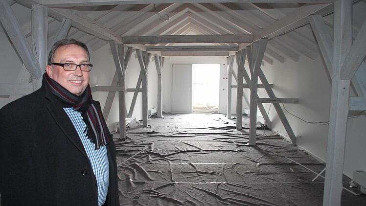 Auch das Lindenmuseum auf dem Hölzel-Areal, durch das Bürgermeister Dieter Schaar führt, nimmt Schritt für Schritt Gestalt an.