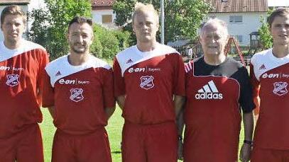 Die Neuzugänge des TSV Presseck. Unser Bild zeigt (von links) Trainer Michael Werzer, den neuen Spielertrainer der Reserve, Daniel Färber (zuletzt FC Neuenmarkt), Feret Bicak (SG Gösmes-Walberngrün), Patrick Bienlein (FC Seibelsdorf), Betreuer Günther Tichy, Patrick Müller (TV Kleinschwarzenbach) und Christian Spindler (SV Grafengbehaig). Es fehlt Thomas Lutz (TSV Nürnberg-Rückersdorf). Foto: Gerhard Leinfelder