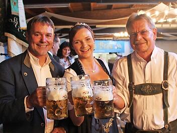 Stellvertretender Landrat Gerhard Wunder, Bierkönigin Tina-Christin Rüger und Bürgermeister Wolfgang Beiergrößlein (von links) nach dem Bieranstich  Foto: Friedwald Schedel
