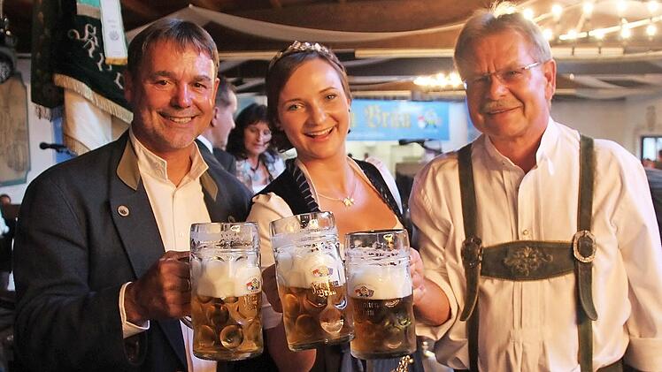 Stellvertretender Landrat Gerhard Wunder, Bierkönigin Tina-Christin Rüger und Bürgermeister Wolfgang Beiergrößlein (von links) nach dem Bieranstich  Foto: Friedwald Schedel