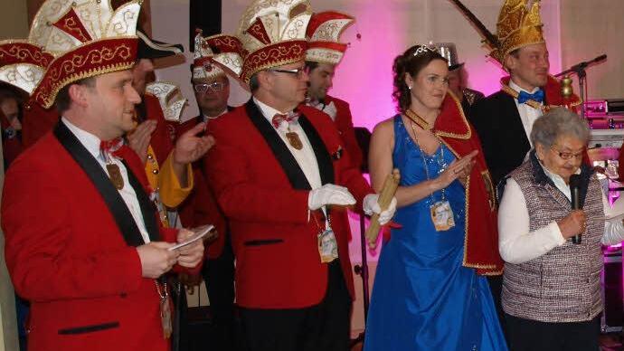 Die Betreuerin der BRK-Senioren Rita Wittmann (r.) und Sitzungspräsident Martin "Menna" Panzer (l.) begrüßten das Prinzenpaar mit seinem Gefolge sowie die Gäste in den Räumen des BRK-Seniorenheims.