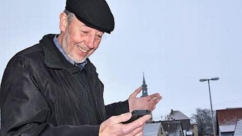 Volker Seifert ist begeistert: Drei Balken am Handy, das bedeutet guten Empfang. Aber nur wenige Schritte weiter geht gar nichts mehr. Deshalb fordert eine Initiativgruppe einen Funkmast für Mobilfunk bei Höchheim. Damit könnte der Bereich des Milzgrundes und der anliegenden Gemeinden abgedeckt werden.  Text/Foto: Hanns Friedrich