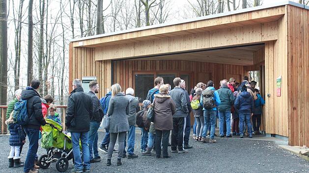 Auch an einem nicht so optimalen Tag wollen Besucher auf den Baumwipfelpfad, im Bild der Kassenbereich. Foto: Anette Schreiber