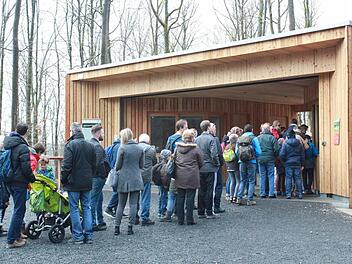 Auch an einem nicht so optimalen Tag wollen Besucher auf den Baumwipfelpfad, im Bild der Kassenbereich. Foto: Anette Schreiber