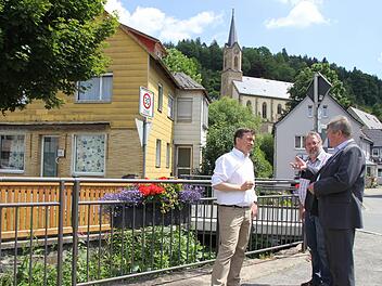 Jens Korn, Eberhard Braunersreuther und Erich Mähringer (von links) sprechen über die nötigen Veränderungen zwischen Marktplatz und Kirche in Wallenfels. Als erster Schritt soll das Kirchenumfeld verbessert werden.  Foto: Friedwald Schedel