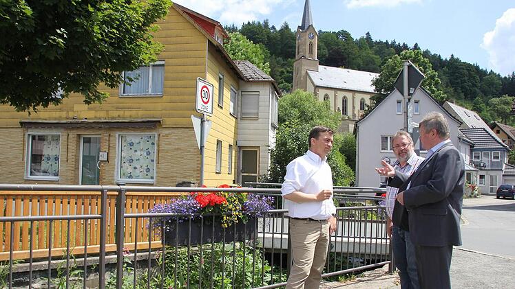 Jens Korn, Eberhard Braunersreuther und Erich Mähringer (von links) sprechen über die nötigen Veränderungen zwischen Marktplatz und Kirche in Wallenfels. Als erster Schritt soll das Kirchenumfeld verbessert werden.  Foto: Friedwald Schedel