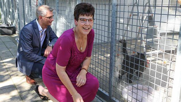 Oberb&uuml;rgermeister Uwe Kirschstein und Susann Biedefeld (tierschutzpolitische Sprecherin der SPD-Landtagsfraktion) vor dem K&auml;fig von Kater Wuschel, einer von bis zu 40 Katzen, die das Tierheim Forchheim aufnehmen kann. Foto: Barbara Herbst