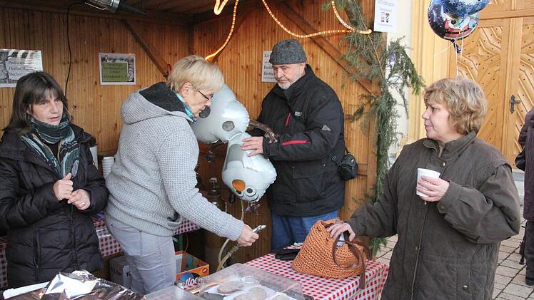 Welcher Weihnachtsmarkt hat schon eine ehemalige Bundestagsvizepräsidentin? Die Marokaner haben sie: Susanne Kastner (Zweite von links) und ihr Mann, Helmut Kastner, Pfarrer i.R. (Zweiter von rechts) helfen im Stand des SPD-Ortsvereins Maroldsweisach fleißig mit. Foto: Helmut Will