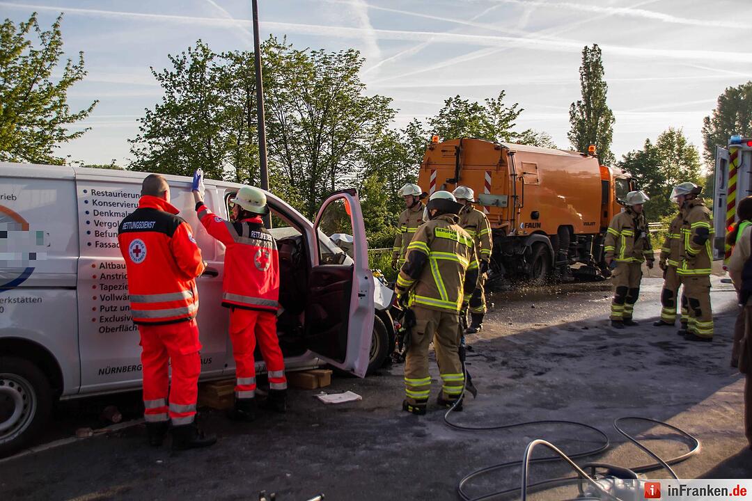 Schwerer Unfall in Fürth: Kleintransporter kracht in Kehrfahrzeug