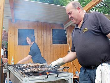 Vereinsvorsitzender Klaus Müller (rechts) war für den gegrillten Fisch zuständig.  Foto: Yannick Hupfer