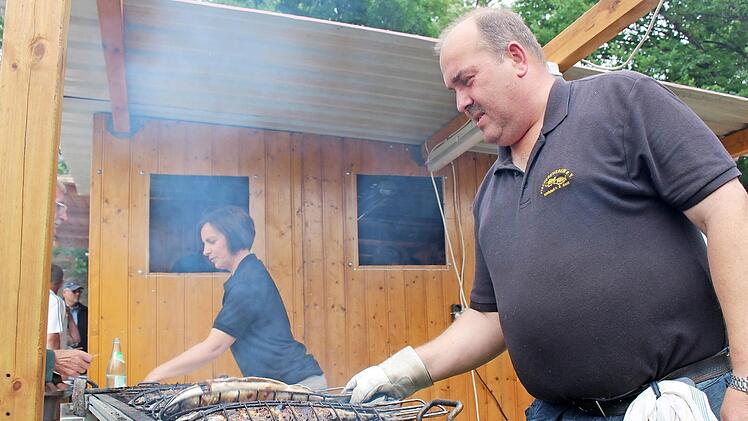 Vereinsvorsitzender Klaus Müller (rechts) war für den gegrillten Fisch zuständig.  Foto: Yannick Hupfer