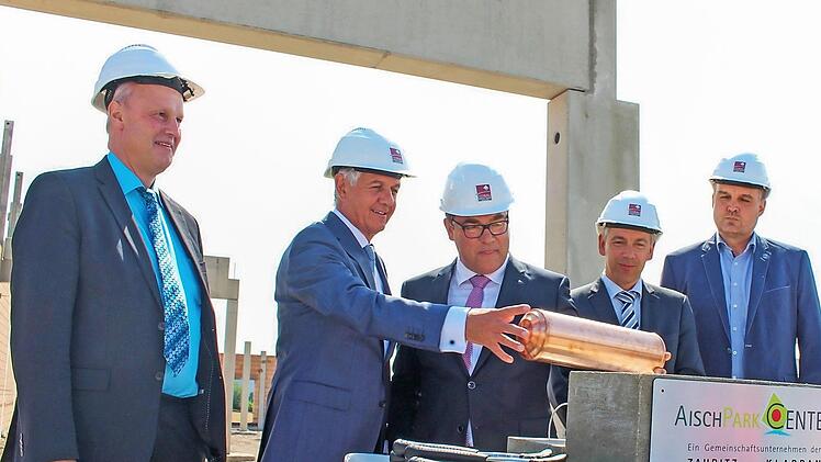 Auch die Baugenehmigung verschwand in der Metallrolle, die ins Fundament eingemauert wird. Von links: Bürgermeister Gerald Brehm, die Investoren Peter Klappan und Arndt Zauritz, Landrat Alexander Tritthart und Architekt Ralph Küster.  Foto: Andreas Dorsch