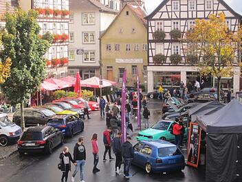 Voll bevölkert: Das GTI-Treffen in Münnerstadt brachte Autos und Menschen zusammen. Foto: Hartmut Hessel