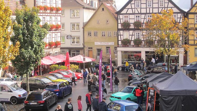 Voll bevölkert: Das GTI-Treffen in Münnerstadt brachte Autos und Menschen zusammen. Foto: Hartmut Hessel