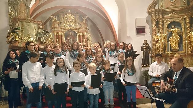 Die Singgruppe Aufwind bei ihrem Auftritt in der St.-Nikolaus-Kirche Foto: Karl-Heinz Hofmann