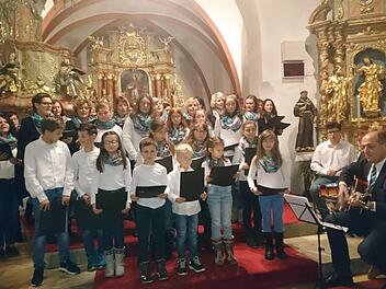 Die Singgruppe Aufwind bei ihrem Auftritt in der St.-Nikolaus-Kirche Foto: Karl-Heinz Hofmann