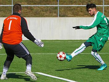 Der Friesener Cancut Civelek (gr&uuml;n) schie&szlig;t den Ball an Kasendorf-Torwart Dejan Cukaric vorbei ins Netz. Zum 11:1-Sieg steuerte er insgesamt f&uuml;nf Tore bei.  Foto: Monika Limmer