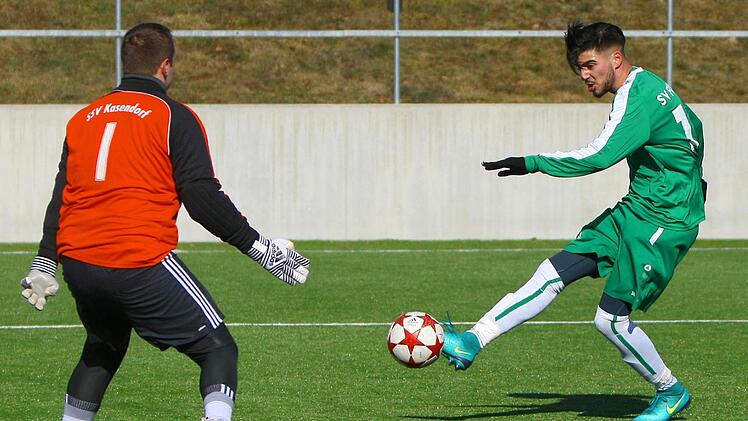 Der Friesener Cancut Civelek (gr&uuml;n) schie&szlig;t den Ball an Kasendorf-Torwart Dejan Cukaric vorbei ins Netz. Zum 11:1-Sieg steuerte er insgesamt f&uuml;nf Tore bei.  Foto: Monika Limmer