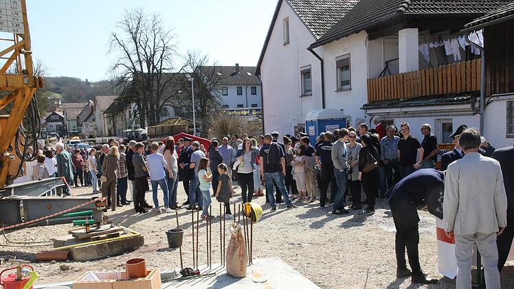 Die Niederfüllbacher stehen zu ihrer Feuerwehr, viele Bürger und Vertreter aus den Nachbarwehren sind zur Grundsteinlegung auf die Baustelle gekommen. Michael Stelzner