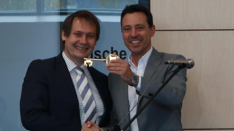 Den symbolischen goldenen Schlüssel für die Halle überreichte Architekt Bruno Hauck (rechts) an Bürgermeister Wolfrum. Foto: Klaus Klaschka