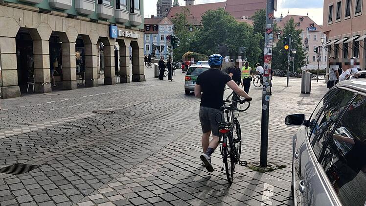 Bamberg: Klima-Kleber starten Protestmarsch nach Verurteilung im Schnellverfahren - Polizei ermahnt Fahrradfahrer
