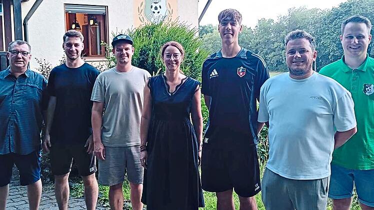 Unser Bild zeigt (von links) Christian Beck, Jan-Niklas Kiesel, Daniel Dietz, Sabrina Sch&auml;fer (1. B&uuml;rgermeisterin N&uuml;dlingen), Vincent Kiesel (Abteilungsleiter Fu&szlig;ball), Oliver Hillenbrand sowie Kevin Schmitt.