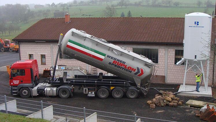 Unter hohem Luftdruck wird das Salz ins Silo befördert. Fotos: privat