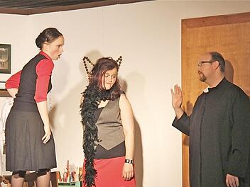 Auf dem Stuhl hält Köchin Maria (Ursula Zeitz-Hagemann, links) der Liebesdame Jenny (Vanessa Reinhart) und Herbert Grosser (Jochen Reith) ihre Moralpredigt. Foto: Gerd Schaar