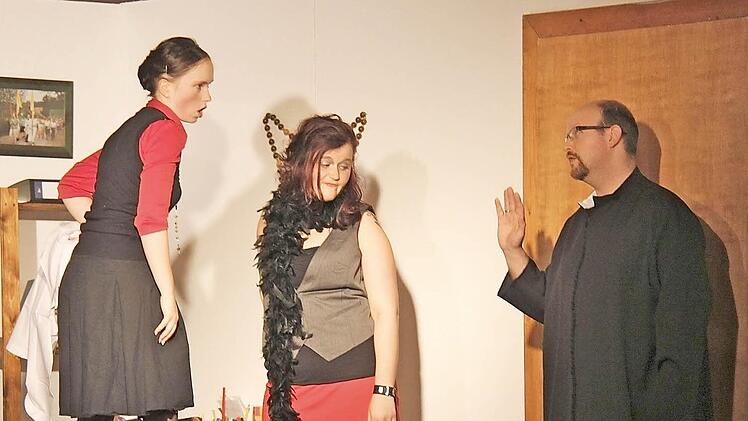 Auf dem Stuhl hält Köchin Maria (Ursula Zeitz-Hagemann, links) der Liebesdame Jenny (Vanessa Reinhart) und Herbert Grosser (Jochen Reith) ihre Moralpredigt. Foto: Gerd Schaar