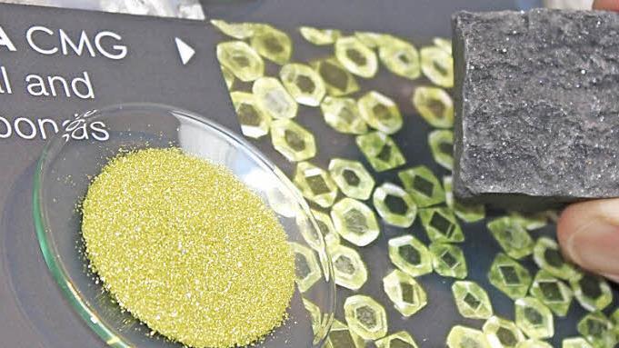 In der Glasschale sind feinste Körner aus synthetischem Diamant, die aus dem schwarzen Stein gewonnen werden.  Foto: Friederike Stark