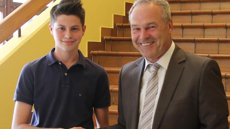 Oberbürgermeister Frank Rebhan überreichte an den besten Schüler, Jannik Duschek, den Preis der Erna-und-Helmut-Klisch-Stiftung.