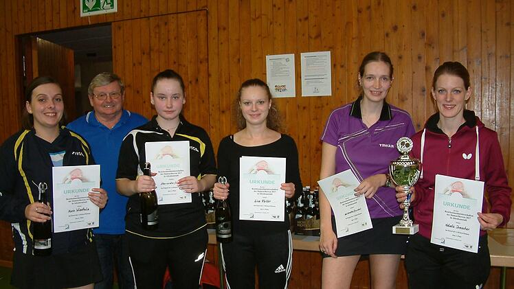 In der A-Klasse der Damen wurde Natalie Drescher (rechts) vom TSV Unterlauter Bezirksmeisterin. Mit im Bild (von links): Karin Wiedholz, Herbert Gillig vom TTV 45 Altenkunstadt, Annika Oberender (TTC Tiefenlauter), Lisa Feiler und Corinna Weidemüller (TSV Unterlauter).