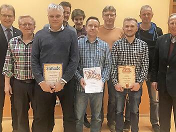 B&uuml;rgermeister Rebhan, Vorsitzender Karl-Heinz Sladek und die Geehrten Harald Sokol, Dieter F&ouml;rtsch, Philipp Wei&szlig;, Tino Wenske, Michael Kestel, Christopher Sladek, Thomas F&ouml;rtsch, Horst Heller (v. l.) Foto: p