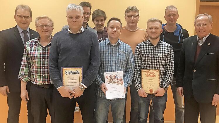 B&uuml;rgermeister Rebhan, Vorsitzender Karl-Heinz Sladek und die Geehrten Harald Sokol, Dieter F&ouml;rtsch, Philipp Wei&szlig;, Tino Wenske, Michael Kestel, Christopher Sladek, Thomas F&ouml;rtsch, Horst Heller (v. l.) Foto: p