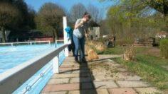 Helfer beim Arbeitseinsatz im Freibad. Foto: Verein/Georg K&ouml;rfgen