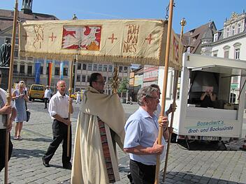 Die Fronleichnamsprozession begibt sich nach der Eucharistiefeier auf den Weg vom Marktplatz zur nächsten Station, dem Spitaltor. Dort stand einst die Spitalkirche St. Georg. Foto: Martin Koch