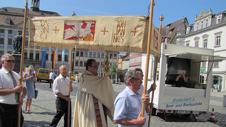 Die Fronleichnamsprozession begibt sich nach der Eucharistiefeier auf den Weg vom Marktplatz zur nächsten Station, dem Spitaltor. Dort stand einst die Spitalkirche St. Georg. Foto: Martin Koch