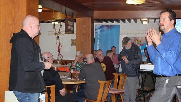 Martin Sichert, Landesvorsitzender Bayerns und Mitglied des Bundestages, beantwortete auch Fragen der Mitglieder und h&ouml;rte sich deren Probleme an.  Foto: Theresa Schiffl