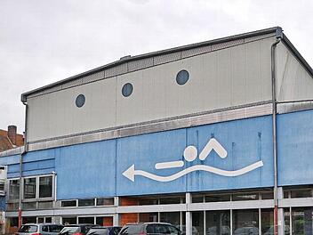 Die alte Turnhalle (mit Hallenbad) in Kirchehrenbach hat bald ausgedient.  Foto: wi
